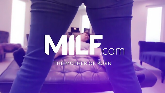 તોફાની Milf શિક્ષક લિલી લેન તેના તોફાની વિદ્યાર્થીને સજા કરવાને બદલે તેની અદ્ભુત મૌખિક કુશળતાનો એક અનફર્ગેટેબલ અનુભવ આપે છે.