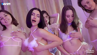 Puaskan Keinginanmu Dengan Penampilan Selebriti 1winporn Yang Menggairahkan Dalam Orgy Yang Mendebarkan