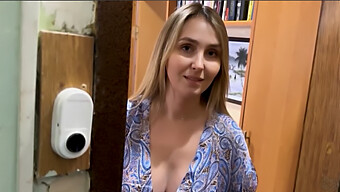 Amatérsky Pár Sa Zapája Do Domáceho Sexu So Zrelou Ženou