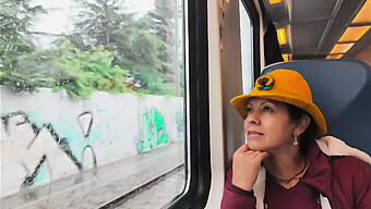 Train Chaud En Train Avec Un Couple Européen Mature Et Leur Amie Latine Chaude