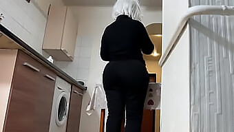 A Bunda Apertada E Grande Da Madrasta Velha Recebe Atenção Anal