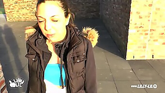 Lilly Lil Reçoit Une Éjaculation Anale Inattendue En Public