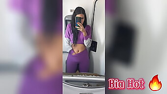 Sesi Solo Yang Panas: Si Brunette Nakal Masturbasi Di Kamar Mandi Bus