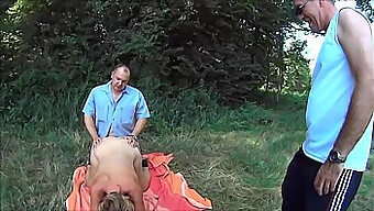 Suzi Soumise Ist Eine Reife Frau, Die Outdoor-Sex Genießt Und Einen Entspannten Körpertyp Mit Hängenden Natürlichen Titten Hat.