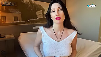 Liza Virgin Svádí Atraktivní Nevlastní Matku Své Přítelkyně V Domácím Videu.