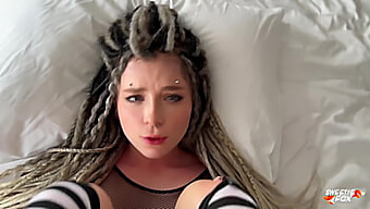 Superbe Fille Non Professionnelle Avec Des Dreadlocks Et Des Piercings Donne Des Gorges Profondes, Profite D'Un Sexe Brutal Et Avale Du Sperme