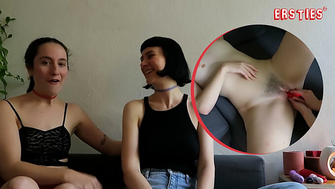 Pereka Fesyen Berlin Katie A Dan Delfine Menjilat Dan Meraba Satu Sama Lain Dalam Pertemuan Lesbian Yang Sensual