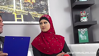 Muslimah Dá Um Boquete Sensual E Sexo Vaginal Para Seu Advogado