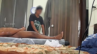 La Petite Fille Ébène Surprend Une Petite Bite Noire Pendant Un Massage Et Un Exhibitionnisme