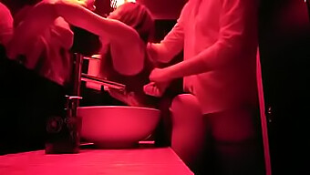 Pria Gay Terlibat Dalam Seks Di Toilet Klub Malam.