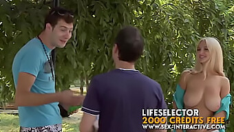 S'Amuser En Plein Air Avec Des Adolescentes Aux Gros Seins Dans Une Vidéo De Farce