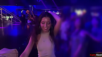 Katty West Vive Esperienze Selvagge Anali E Orali In Un Bagno Di Una Discoteca.