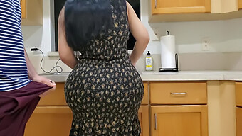 Enteado Amador E Madrasta De Bunda Grande Se Envolvem Em Um Encontro Bdsm Na Cozinha