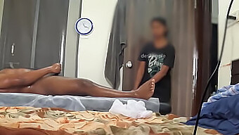 Un Tocco Finale Gioioso A Una Sessione Di Massaggio Sensuale