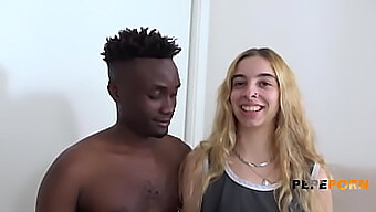 O Encontro Inicial Da Jovem Irina Love Com Um Grande Pau Negro E Sua Resposta Entusiasmada