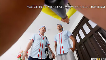 Mick Blue Und Zwei Baseball-Kumpels Verwöhnen Den Sommer-Brazzers In Einem Heißen Dreier