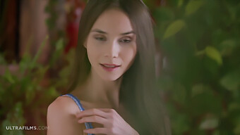 A Modelo Deslumbrante Leona Mia Mostra Sua Performance Solo Em Um Vídeo Quente E Ardente.