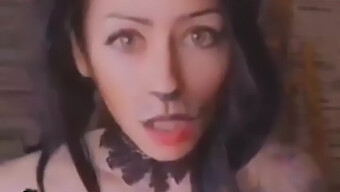 Dewi Halloween Bertato Memamerkan Payudara Besar Alaminya