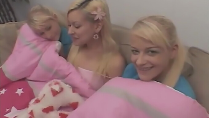 Nastoletnie Chude Blondynki Mają Gorący Seks Lesbijek W Tym Wideo.