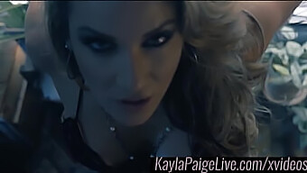 Kayla Paige的感性脱衣舞和玩具在高清视频中玩耍