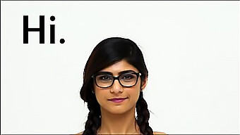 Explore Os Contornos Íntimos Do Físico Árabe Impecável De Mia Khalifa Neste Vídeo Pessoal E De Perto