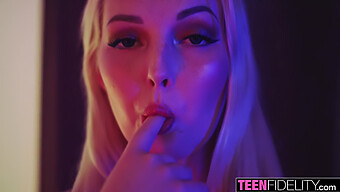 Teen Lovita Fate Verwöhnt Eine Zierliche Blondine In High Definition Mit Neckereien Und Vergnügen